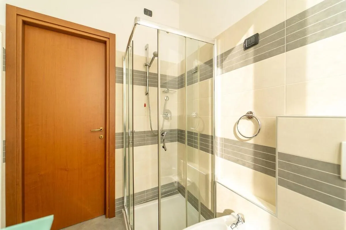 Como City Flat With Ac And Wifi 0*,  Italien